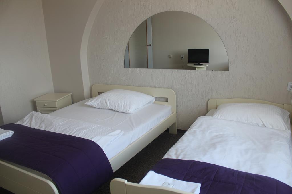 Hotel Pod Dębem Zielona Góra Buitenkant foto