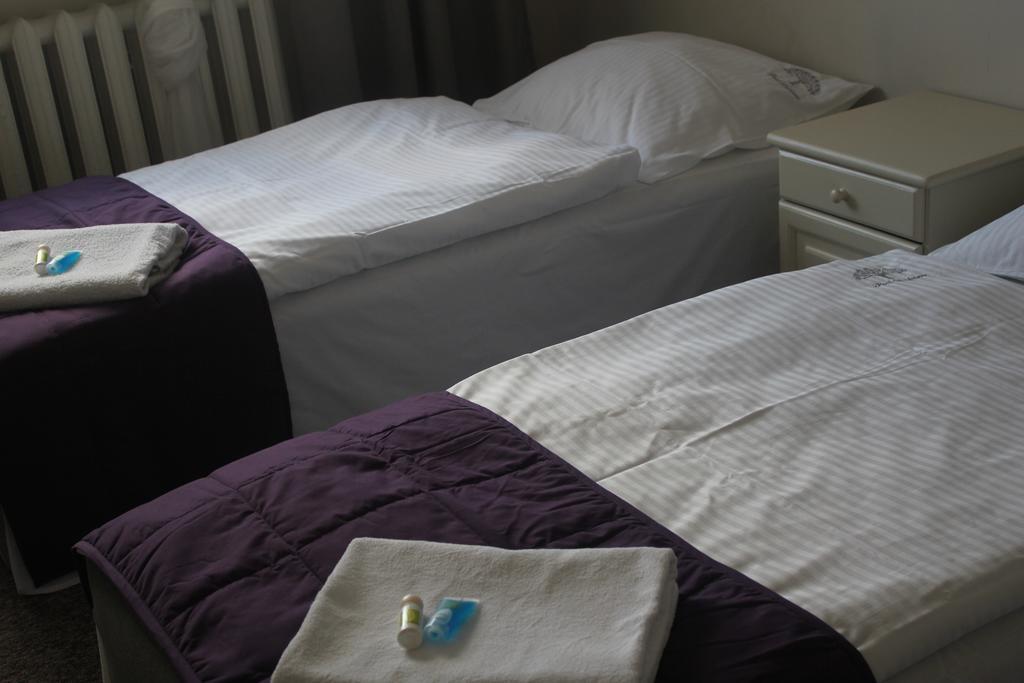 Hotel Pod Dębem Zielona Góra Buitenkant foto