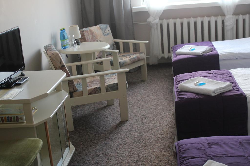 Hotel Pod Dębem Zielona Góra Buitenkant foto