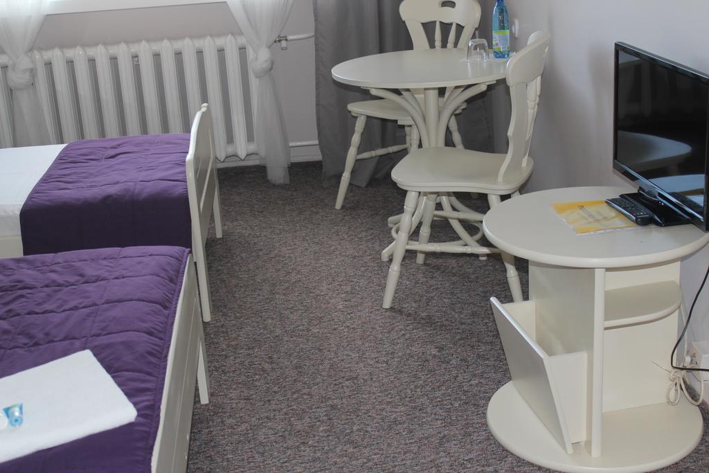 Hotel Pod Dębem Zielona Góra Buitenkant foto