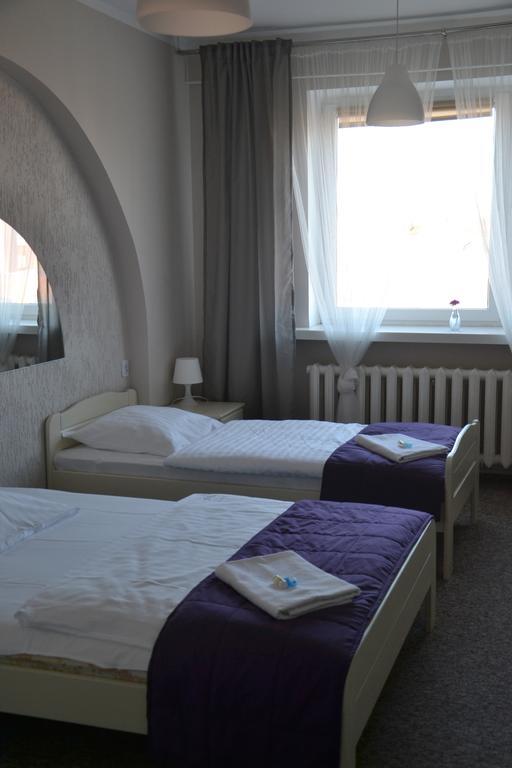 Hotel Pod Dębem Zielona Góra Buitenkant foto